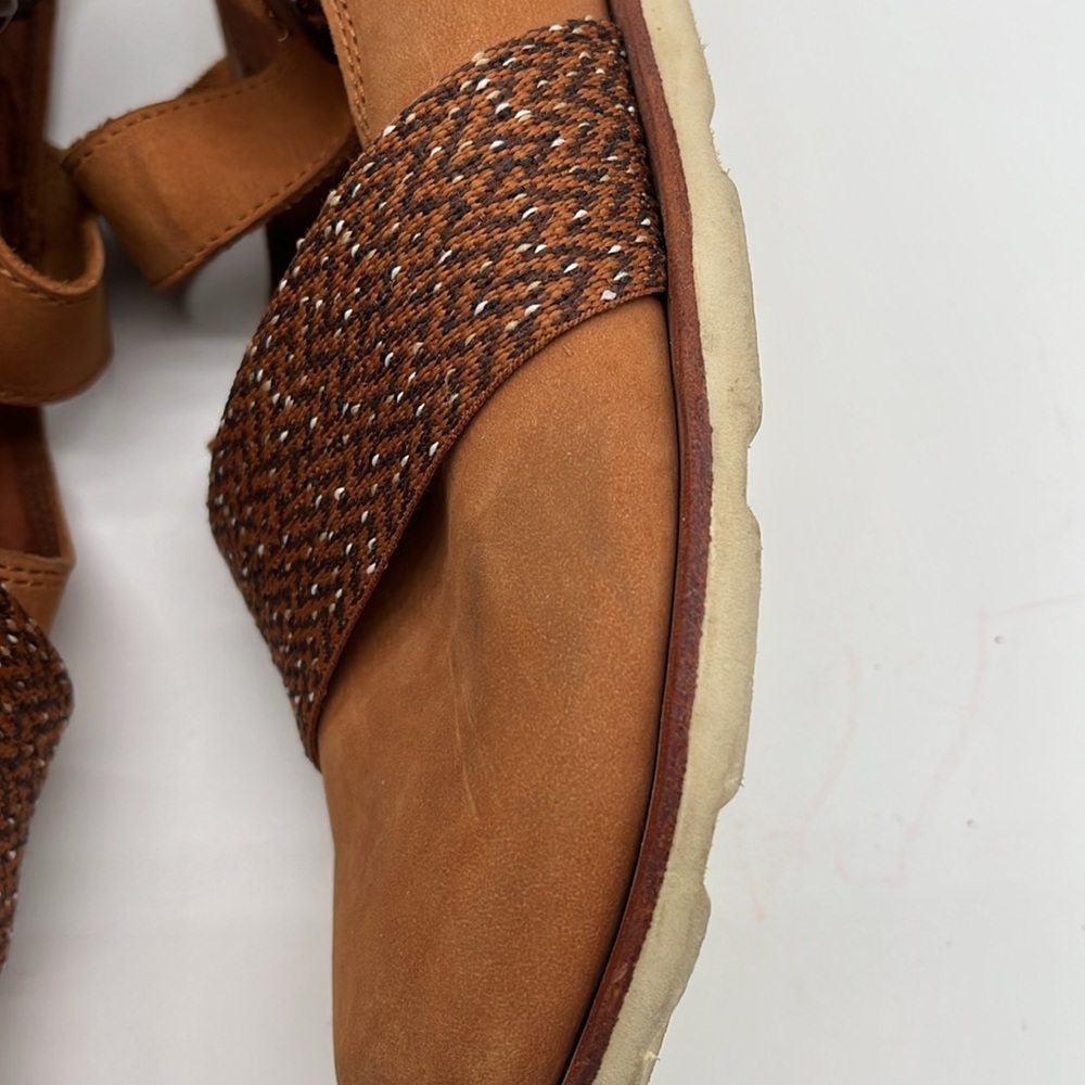 Chaco Camel Tan Buckle Closed Toe Shoes Women Size 7 BLEMISH - Picture 6 of 8